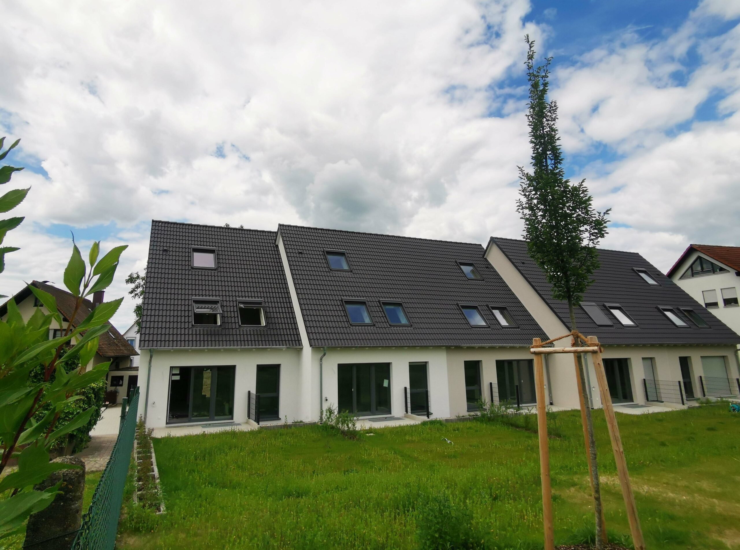 Moderne Reihenhäuser in Rheinstetten-Mörsch mit Gartenflächen und dunklem Satteldach